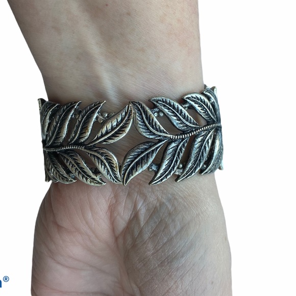 🌹Rose and Leaf Filigree Pewter Stretch Cuff 🌹 - Picture 3 of 3